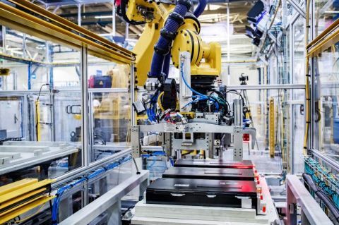 奧特能工廠投產先進電池，超十款通用車型將搭載，機械設備革新引領電動化轉型